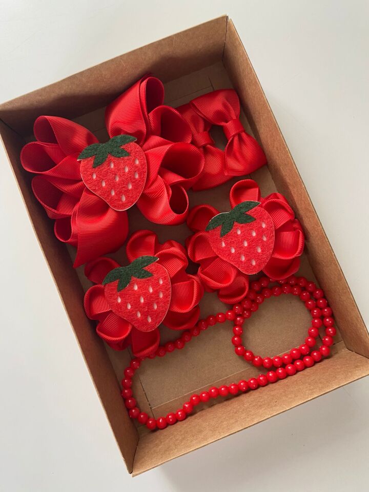 Çilek Figürlü Toka Kolye Bileklik Set